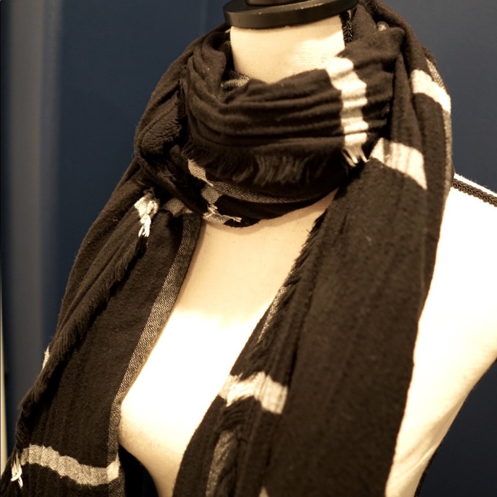 ❄️Super soft black and white plaid blanket scarf from Banana Republic❄️